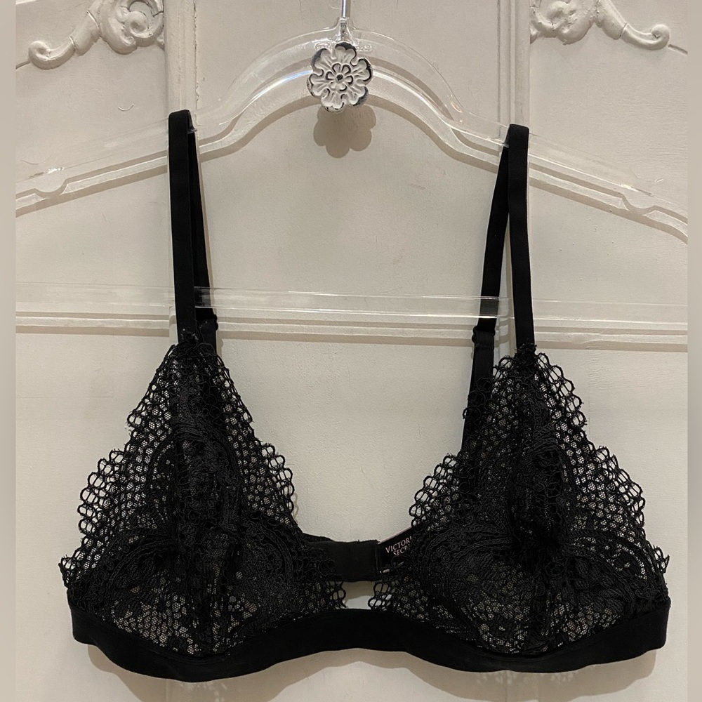 Victoria’s Secret• sheer•floral• black lace bra• Large